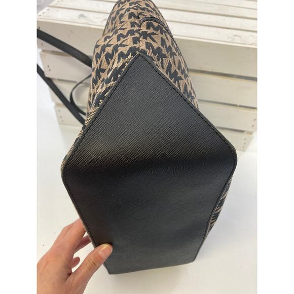 MICHAEL KORS, LARGE CANVAS SIGNATURE PRINT SHOULDER BAG - Picture 10 of 11